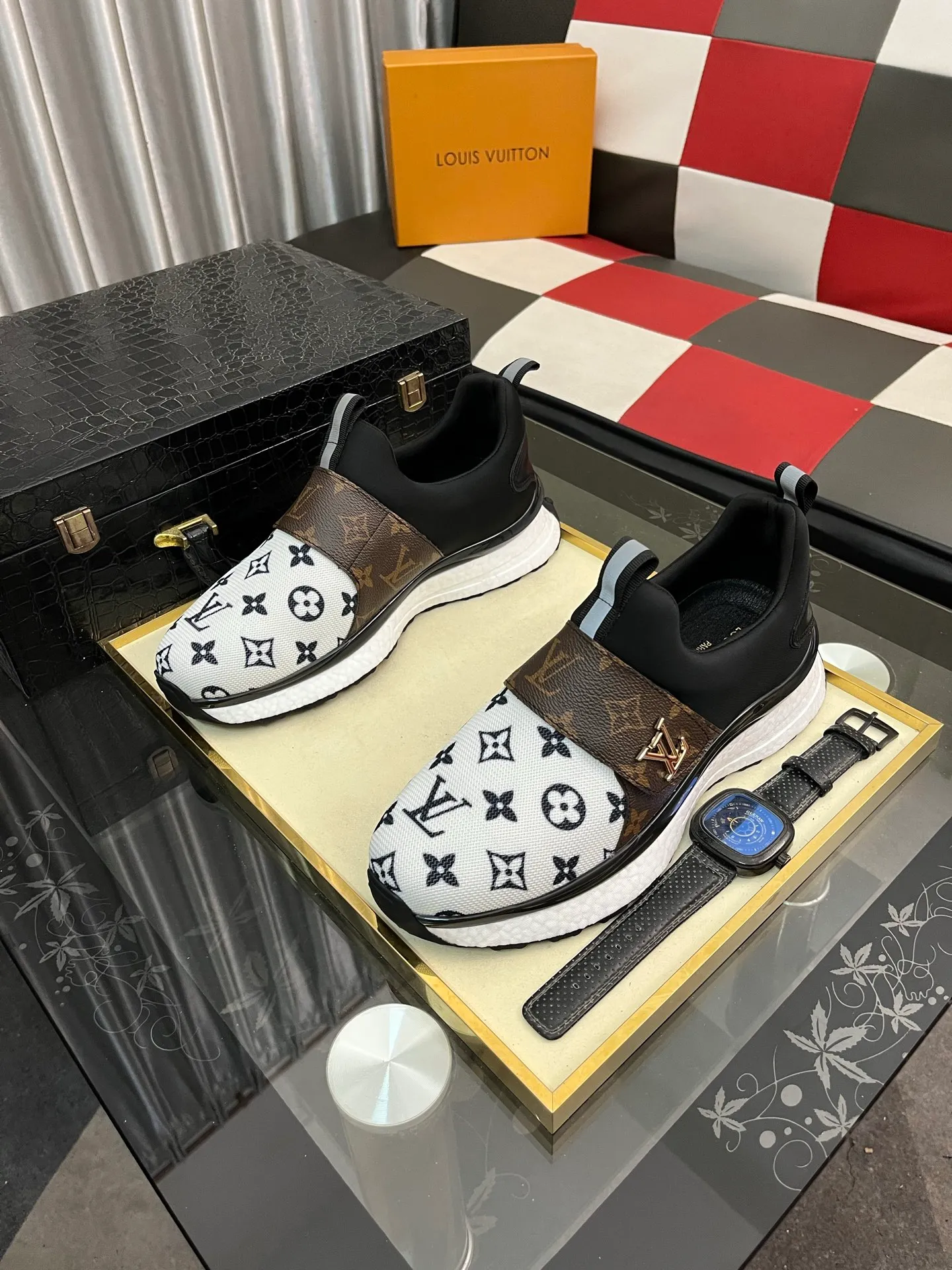 Men's shoes💰458⌚️⌚️"LOUI* VUITTO*" latest popular men's casual shoes ✔️This model is made of original breathable fly woven fabric, super shiny in real life⚡️ Fashionable and versatile, the toe last shape is firm and full, the soles are made from LV original mold and can be put in and out at will. It is light and comfortable for the foot~Purely handmade, details determine the quality! Size:38-442️⃣Colors available